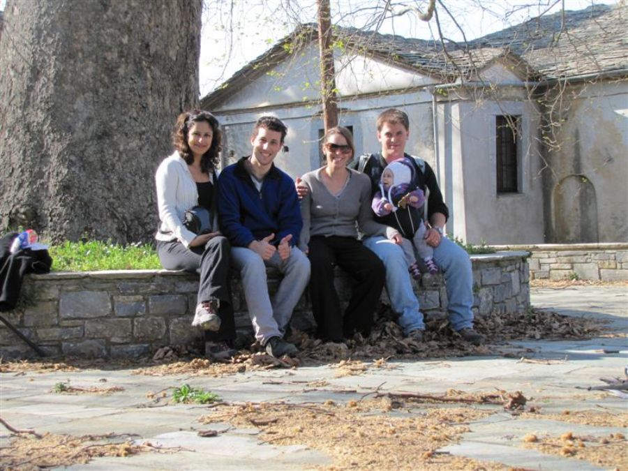 עידו, קרן, נטע ויוחאי בכיכר אחד הכפרים